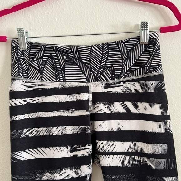 Lululemon Abstract Black and White Zebra Print Cropped Leggings Size 6 - Picture 2 of 5